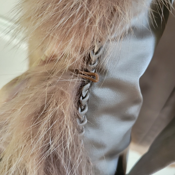 Luxurious Tan Fur Coat - Picture 8 of 8